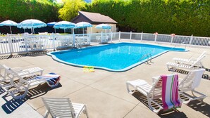 Outdoor pool, open 9 AM to 9 PM, pool umbrellas - Hôtel Le Floral (Sherbrooke)