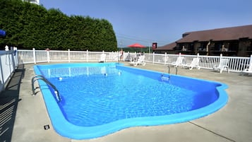 Una piscina al aire libre (de 09:00 a 21:00), sombrillas