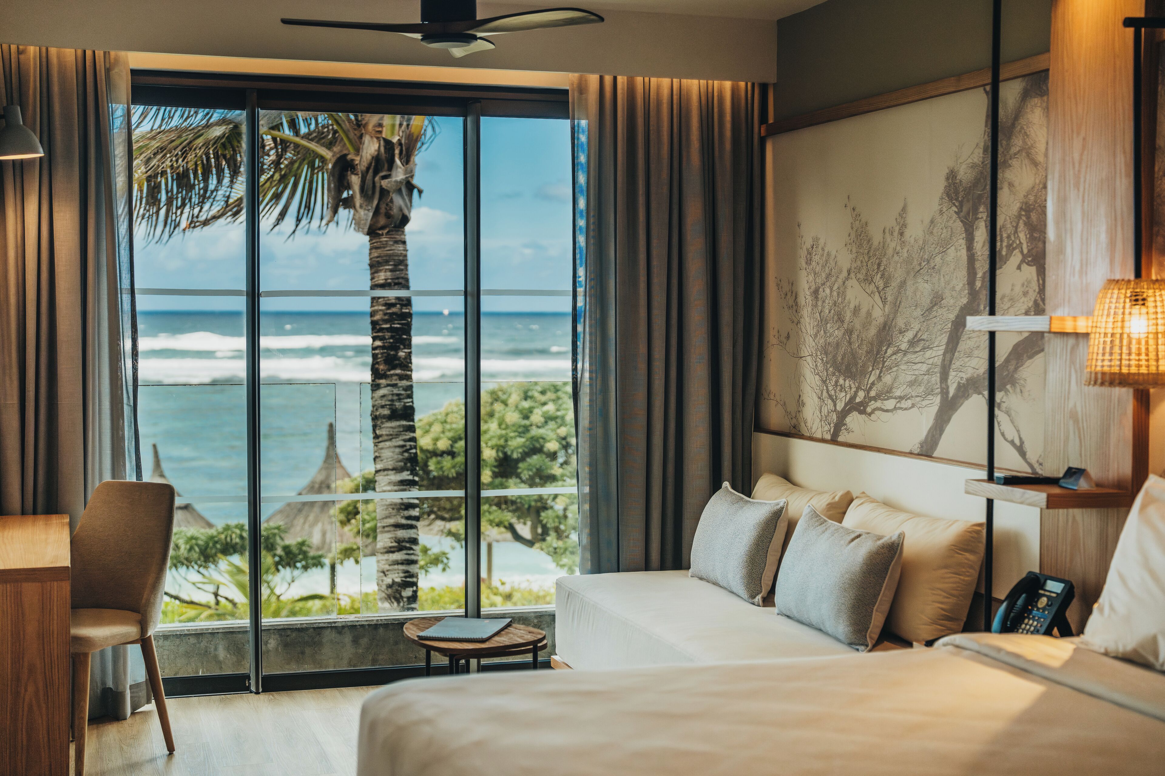 Rom – superior, ved strandkanten | Minibar, safe på rommet, skrivebord og skrivebord for bærbar PC