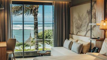 Rom – superior, ved strandkanten | Minibar, safe på rommet, skrivebord og skrivebord for bærbar PC