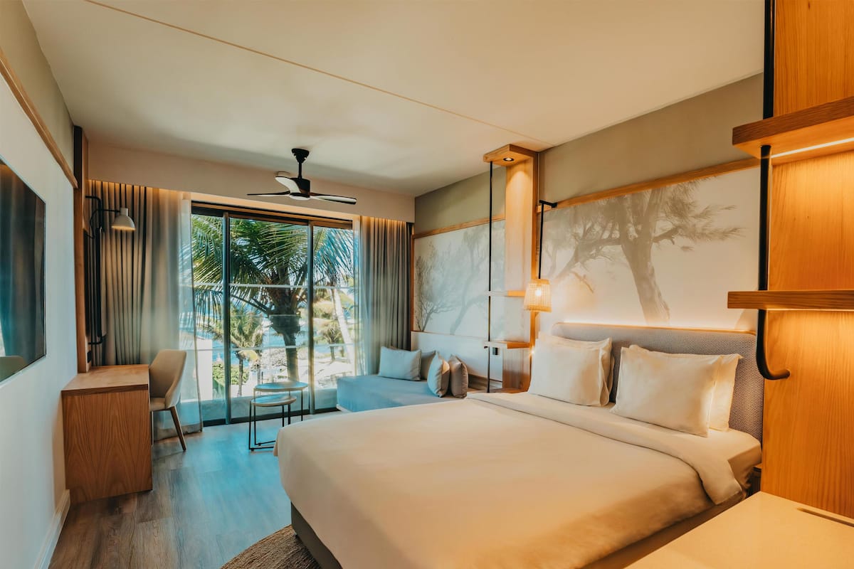 Superior Room, Ocean View | Minibar, in-room safe, desk, laptop workspace