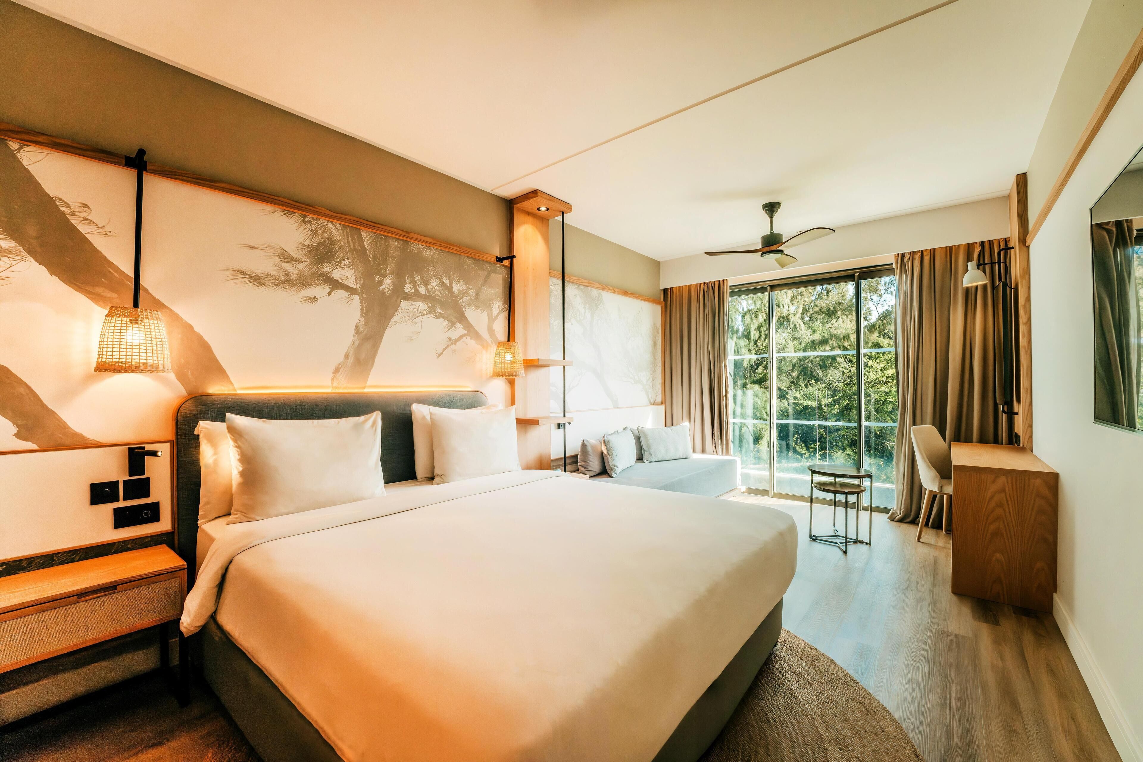 Minibar, caja de seguridad en la habitación y escritorio 