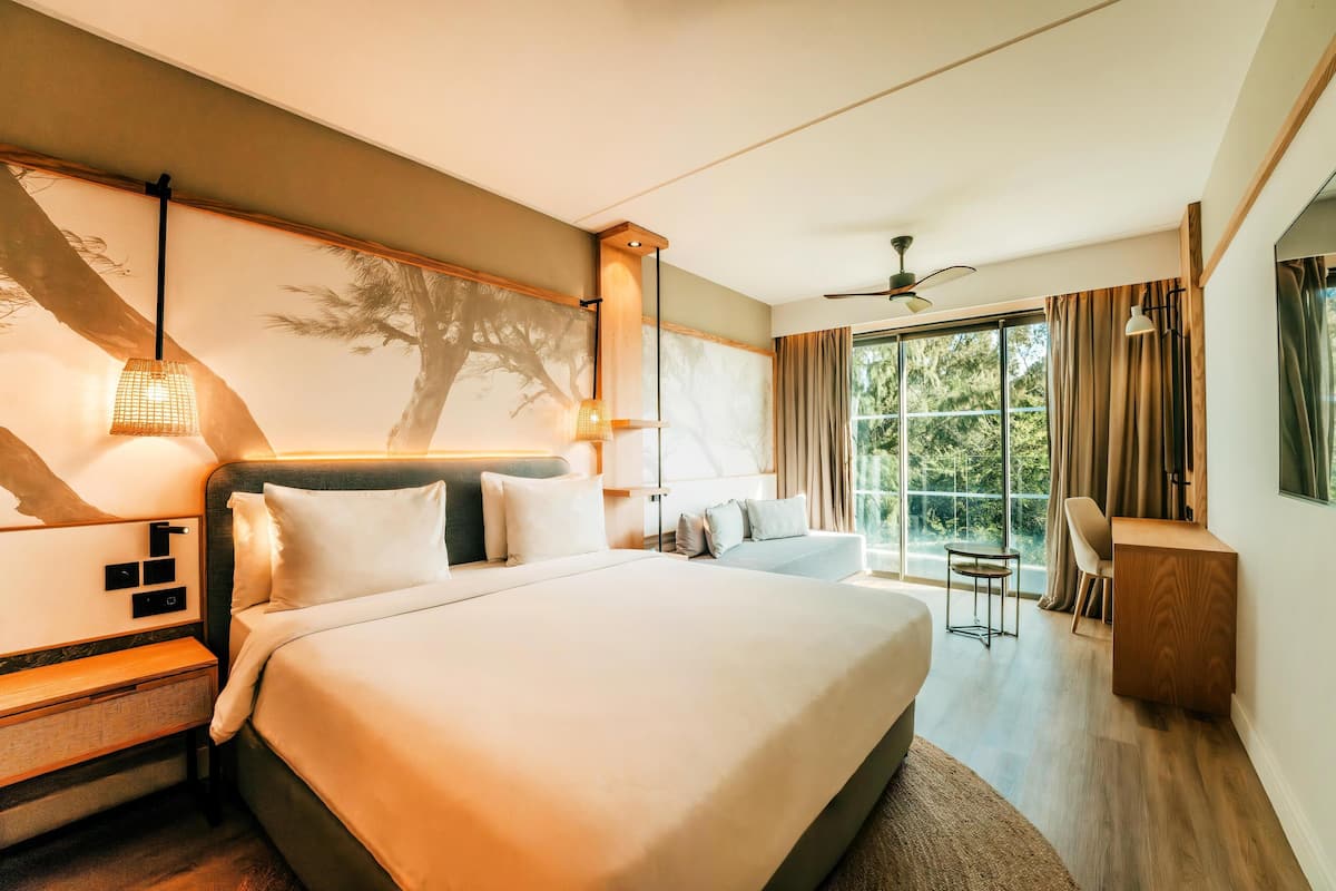 Minibar, in-room safe, desk, laptop workspace