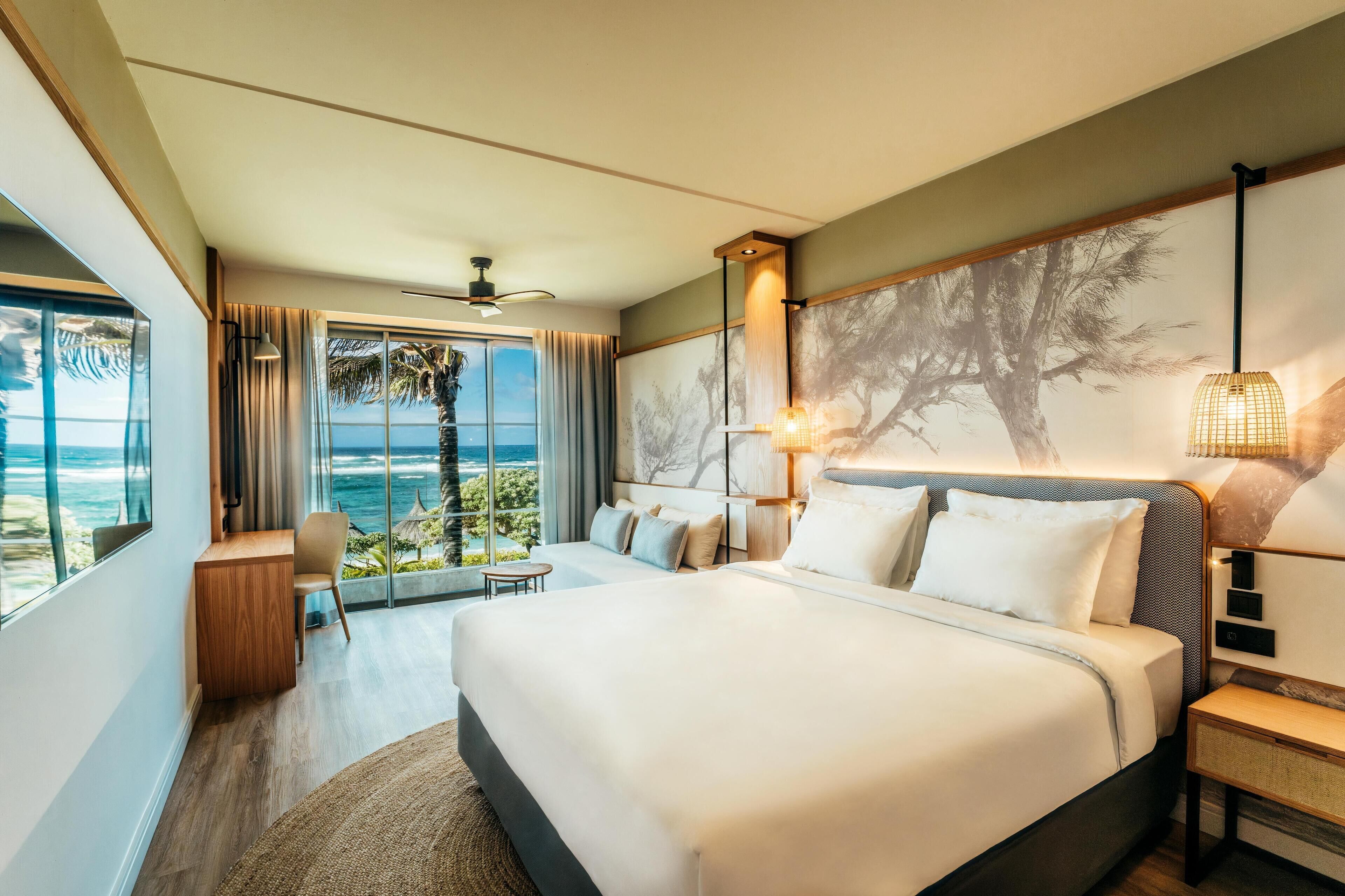 Minibar, caja de seguridad en la habitación y escritorio 