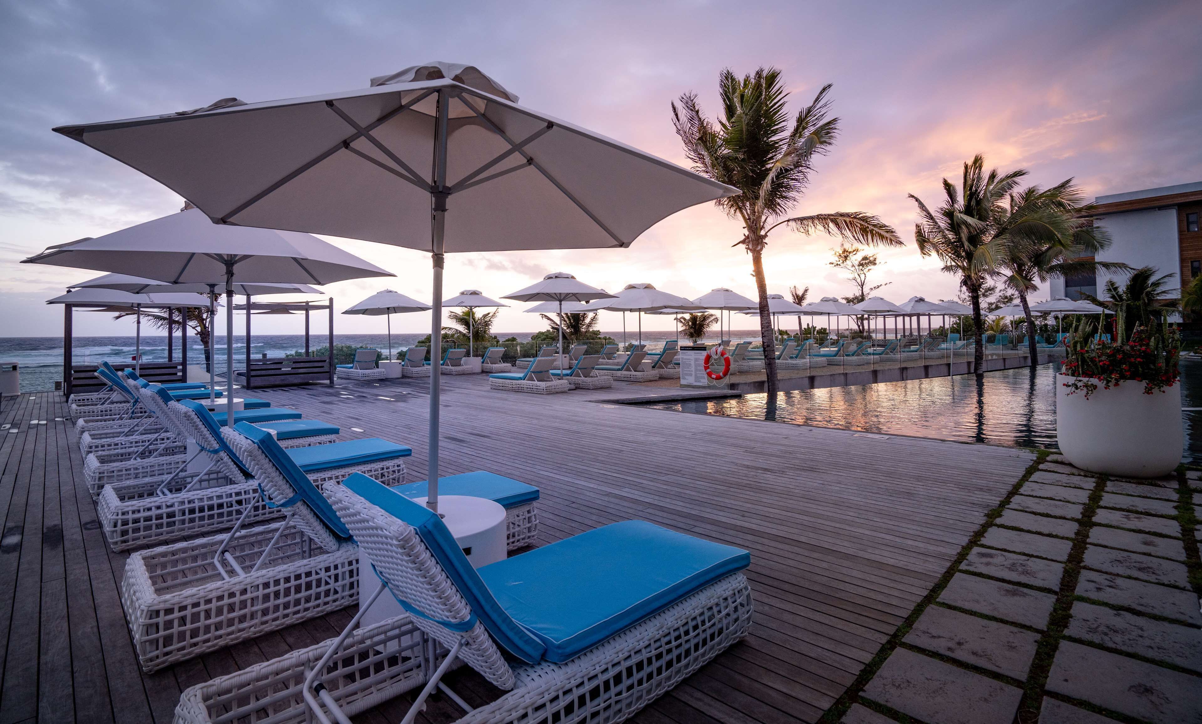 Utomhuspool, parasoller och solstolar