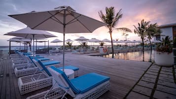 Outdoor pool, pool umbrellas, sun loungers