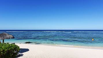 Plage, chaises longues, parasols, serviettes de plage
