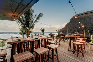 2 bars/lounges