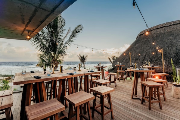 2 Bars/Lounges