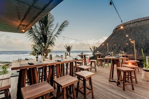 2 bars/lounges