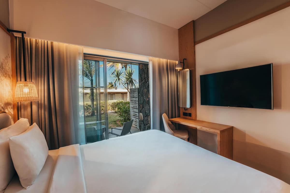 Superior Room, Garden View | Minibar, in-room safe, desk, laptop workspace