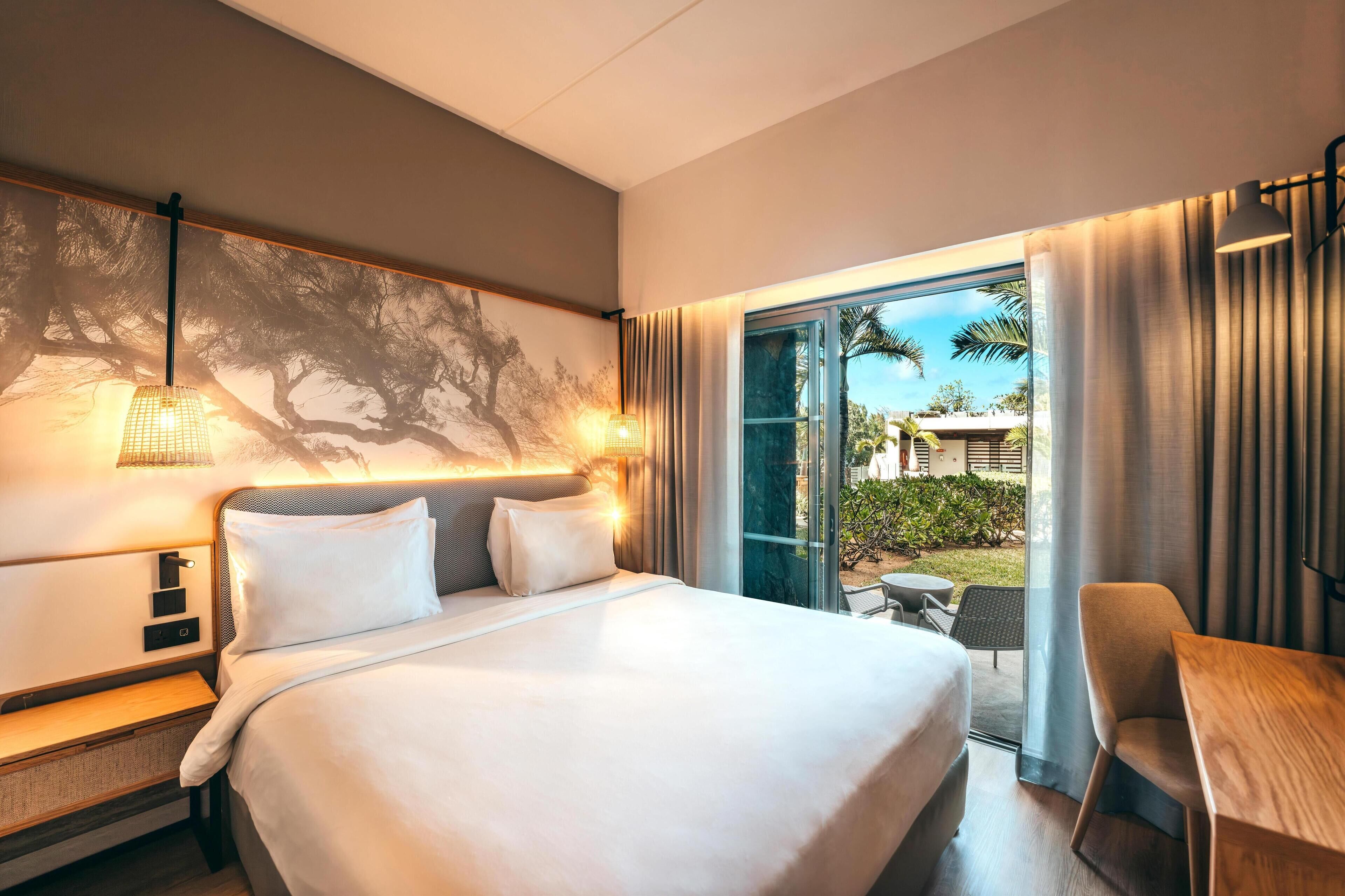 Minibar, caja de seguridad en la habitación y escritorio 