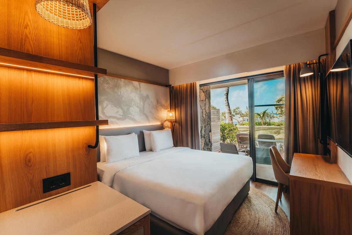 ميني بار وخزنة داخل الغرفة ومكتب ومساحة عمل للكمبيوتر المحمول