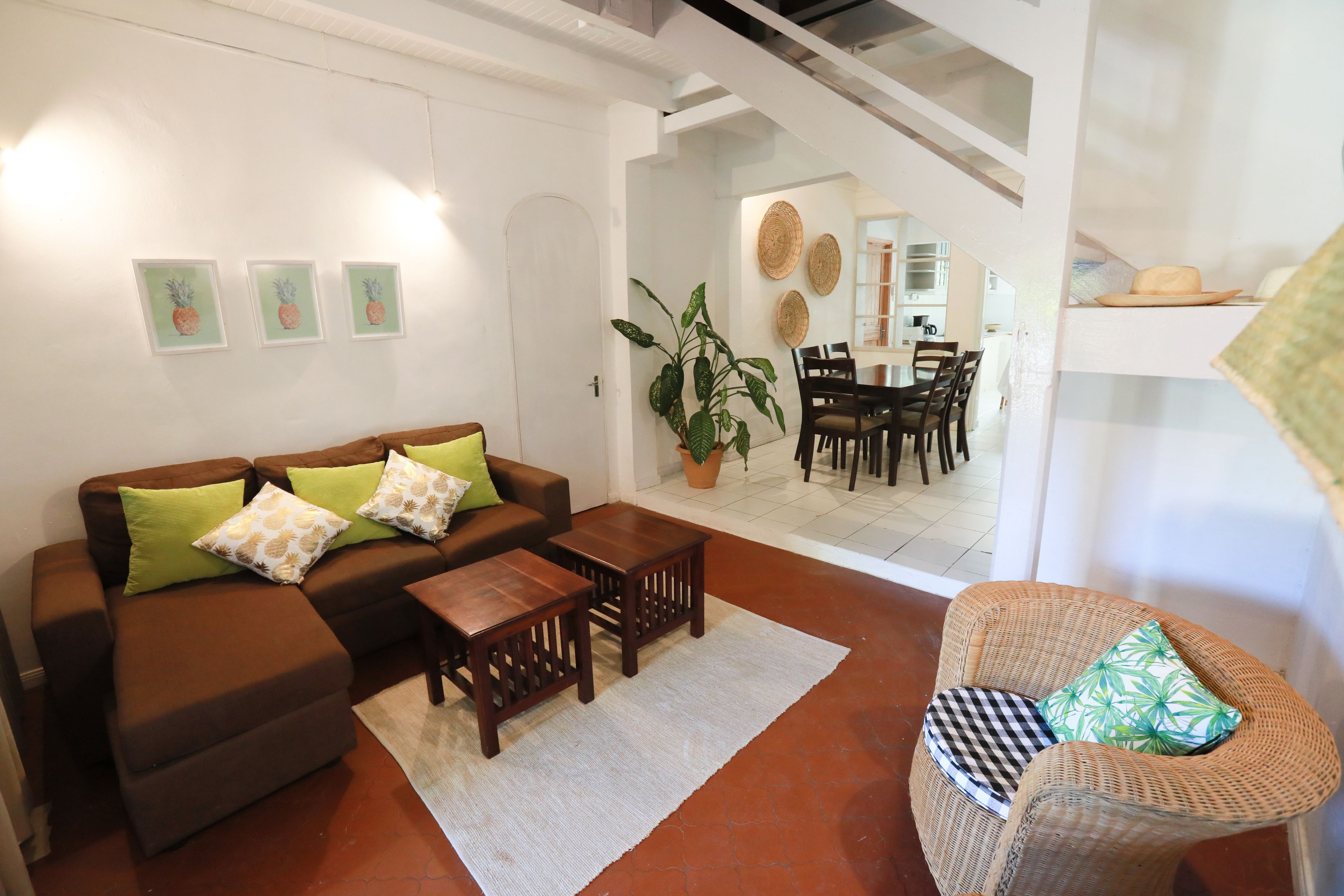 Kamar Keluarga (Oasis) | Minibar, brankas, meja kerja, dan tirai kedap cahaya