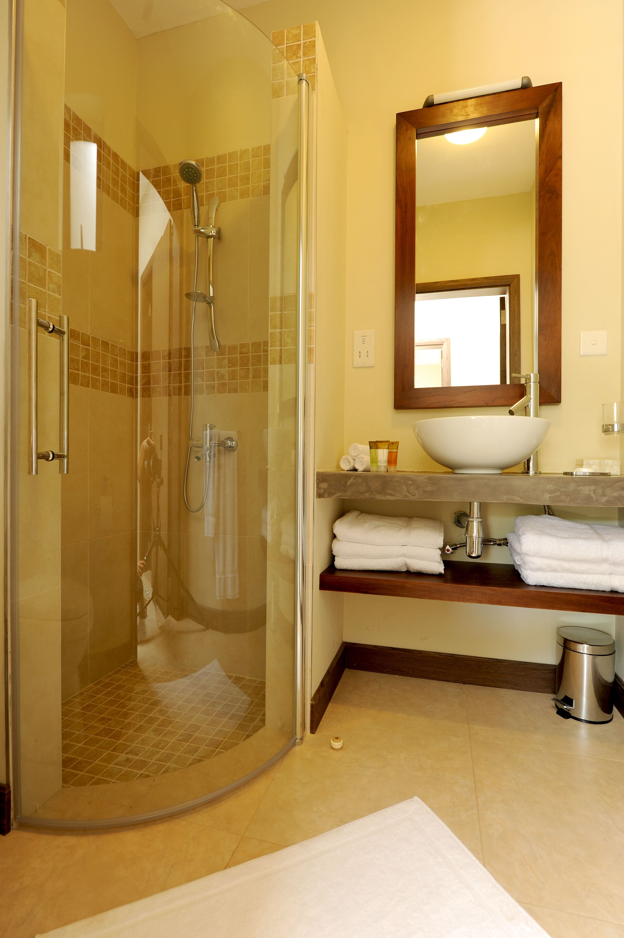 Máy sấy tóc, khăn tắm, dầu gội 