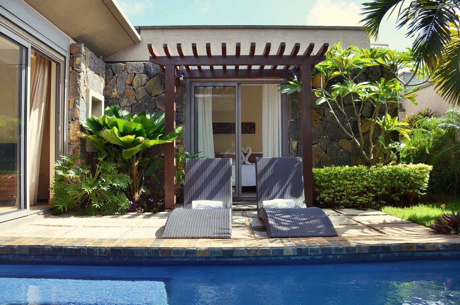 Piscina | Piscina externa, espreguiçadeiras