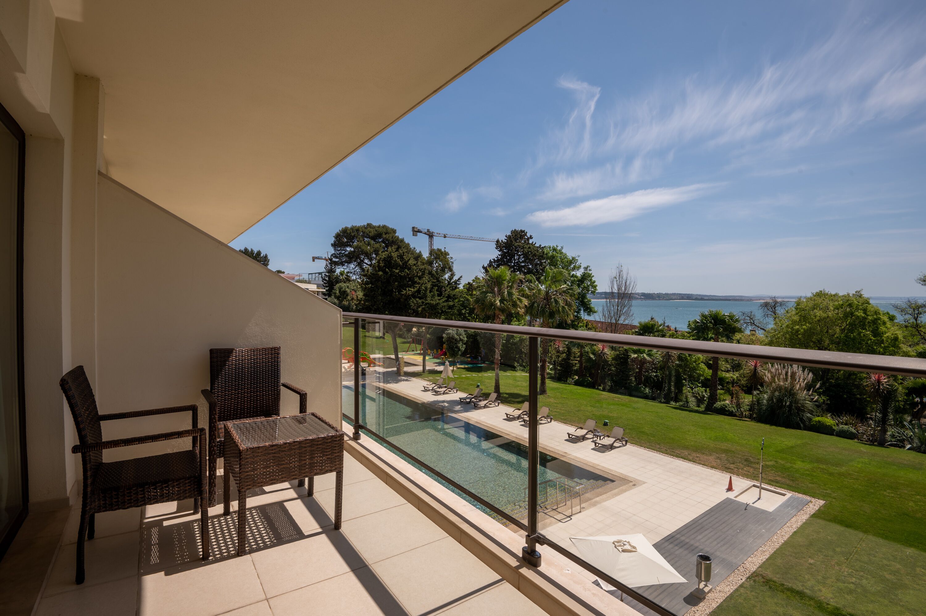 Dobbelt- eller tomannsrom – premium, balkong, sjøutsikt | Minibar, safe på rommet, individuelt dekorert og skrivebord