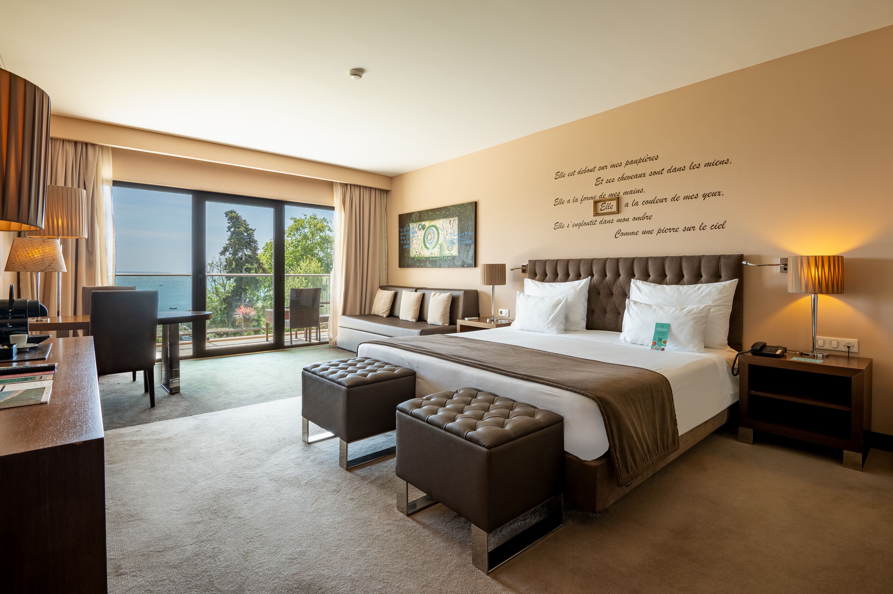 Frigobar, cofres nos quartos, individualmente decorados, escrivaninha