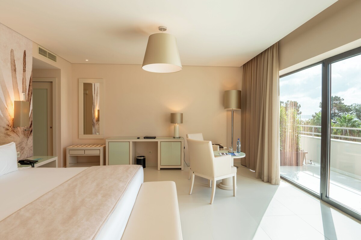 Camera Premium con 2 letti singoli, balcone, vista mare | Minibar, cassaforte in camera, una scrivania, tende oscuranti