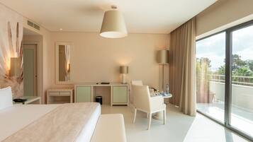 Ein Hotelzimmer mit Bett, Schreibtisch, Stuhl und einem großen Fenster.