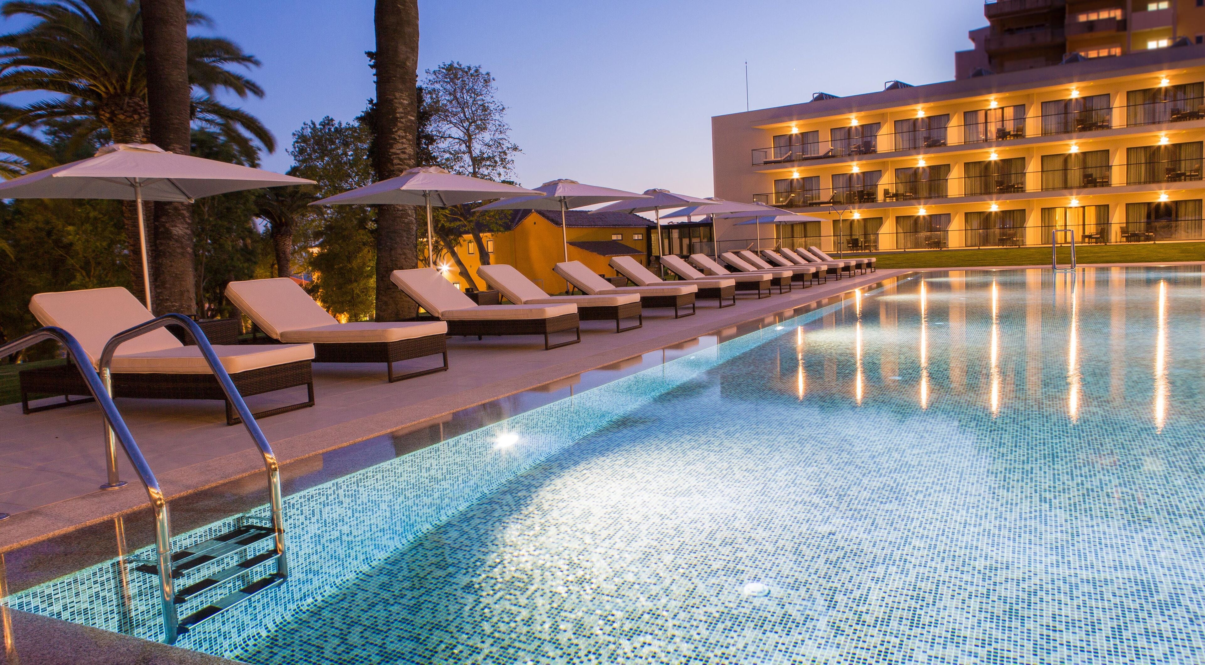 室内游泳池，室外游泳池，池畔遮阳伞，日光浴躺椅