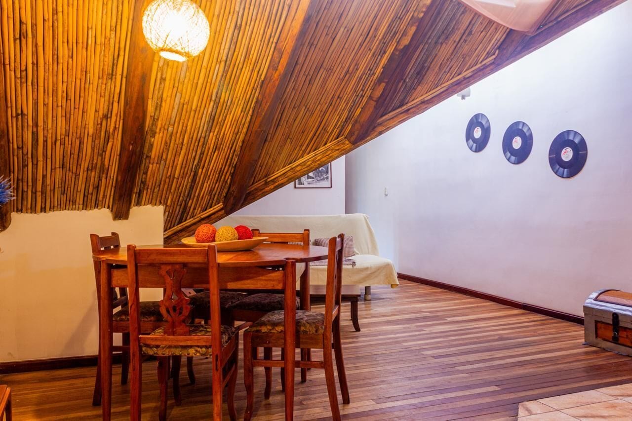 家庭套房, 2 间卧室, 双浴室 | 客厅 | 电视