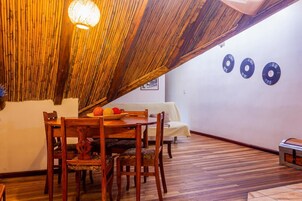 Suite familiare, 2 camere da letto, 2 bagni | Soggiorno | TV