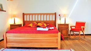 In-room safe, free WiFi - Casa de las Rosas (Cuenca)