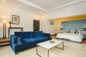 Superior-Suite (2 ways Transfer included) | Wohnbereich | 35-Zoll-Flachbildfernseher mit Satellitenempfang, Fernseher