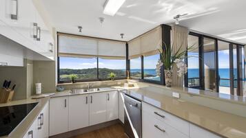 2 Bedroom PLUS Premium Ocean View | Bathroom | Combined shower/tub, free toiletries, hair dryer, towels