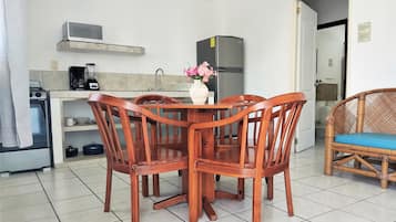 Apartemen Comfort, 1 kamar tidur, dapur | Dapur pribadi | Lemari es, microwave, kompor, dan blender