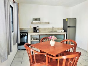 Departamento Confort, 1 habitación, cocina | Cocina privada | Refrigerador, microondas, parrilla de estufa y licuadora