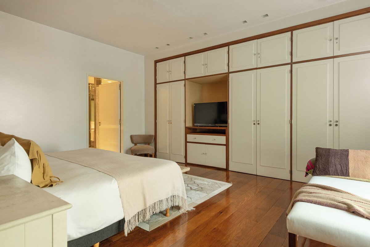 Grand Suite | Egyptian cotton sheets, premium bedding, down comforters, pillowtop beds
