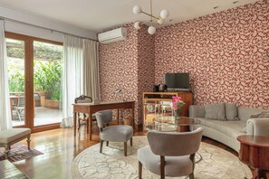 Grand Suite | Living area | LCD TV, DVD player - Hub Porteño (Buenos Aires)