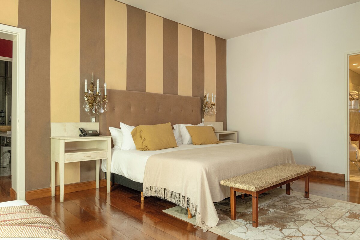 Suite | Egyptian cotton sheets, premium bedding, down comforters, pillowtop beds
