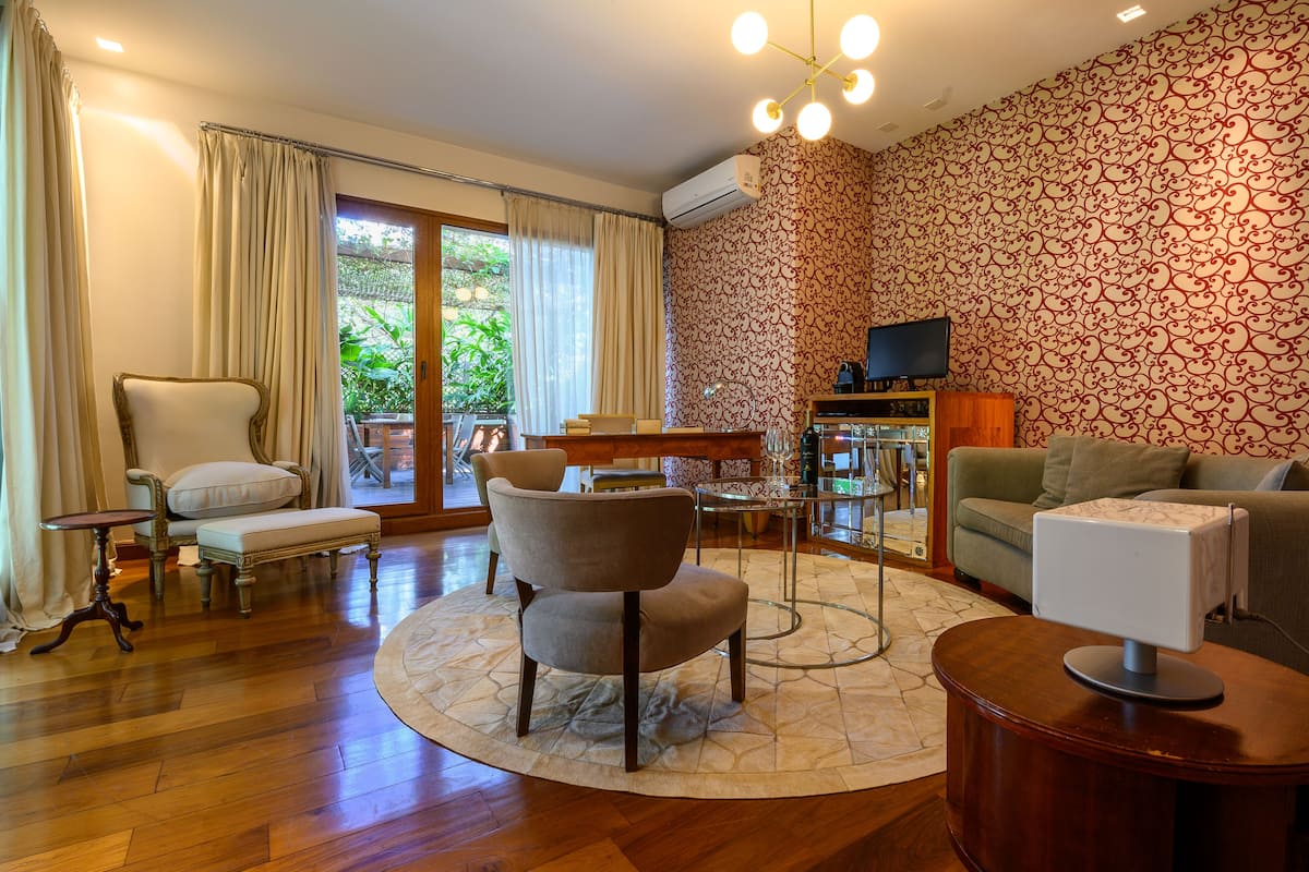 Grand Suite | Living room | LCD TV, DVD player, iPod dock