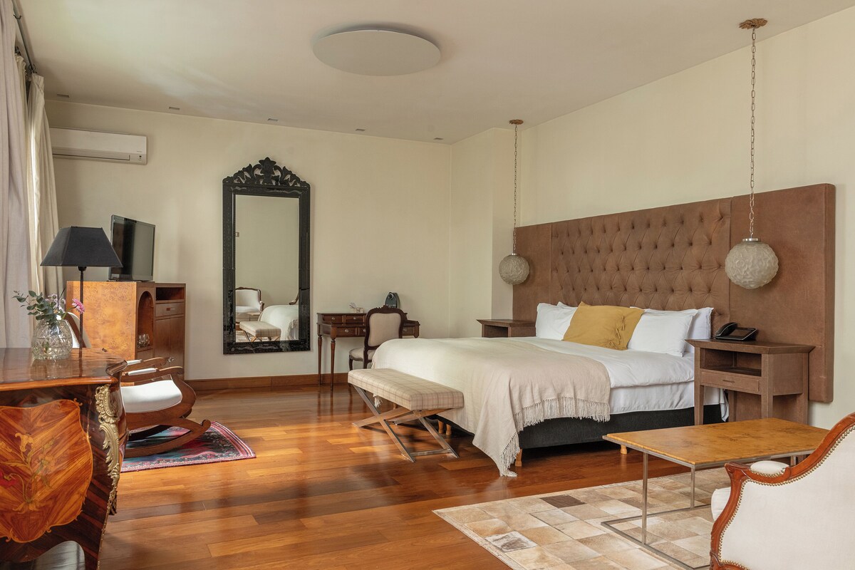 Suite (Bacan) | Egyptian cotton sheets, premium bedding, down comforters, pillowtop beds