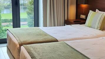 Minibar, escritorio, cortinas opacas y sistema de insonorización