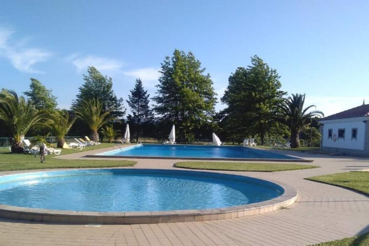 seasonal outdoor pool, pool loungers