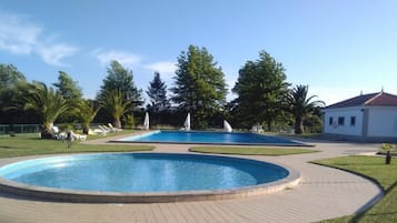 Sæsonbestemt udendørs pool, liggestole