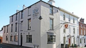 Un edificio con un letrero que dice "The Lion Inn".