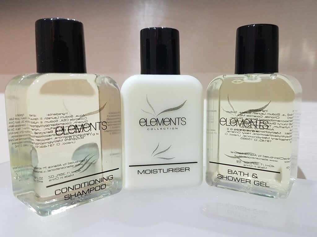 Tres botellas de champú y acondicionador de la colección Elements.