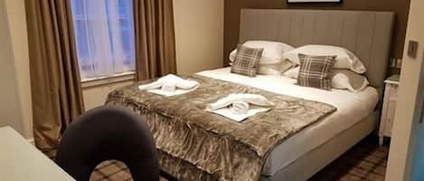 Kahden hengen superior-huone, kylpyhuone makuuhuoneen yhteydessä