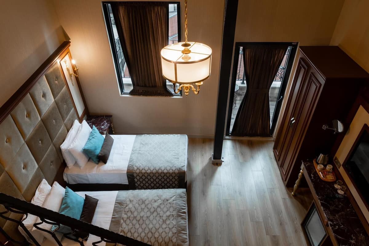 Deluxe vierpersoonskamer | 10 slaapkamers, een minibar, een kluis op de kamer, een bureau