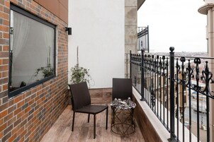 Deluxe Τετράκλινο Δωμάτιο | 10 υπνοδωμάτια, μίνι μπαρ, χρηματοκιβώτιο στο δωμάτιο, γραφείο 