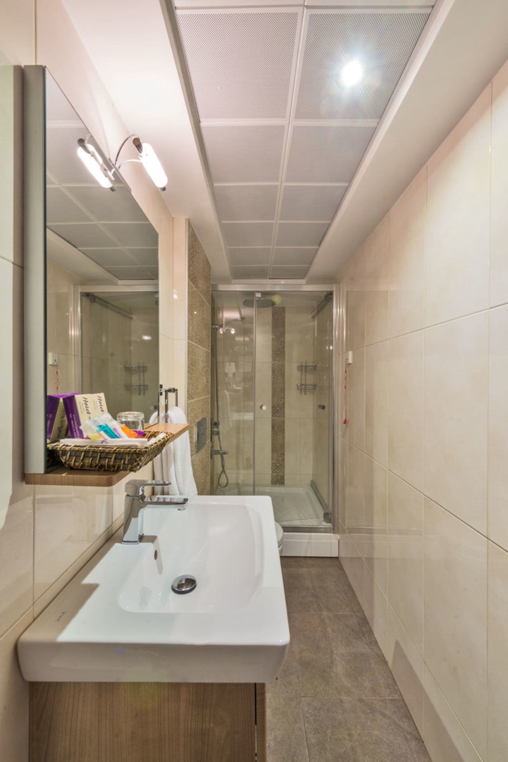 Shower, rainfall showerhead, free toiletries, hair dryer