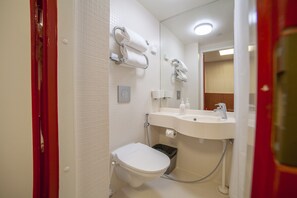 Shower, hair dryer, towels - Omena Hotel Helsinki City Center (Helsinki)