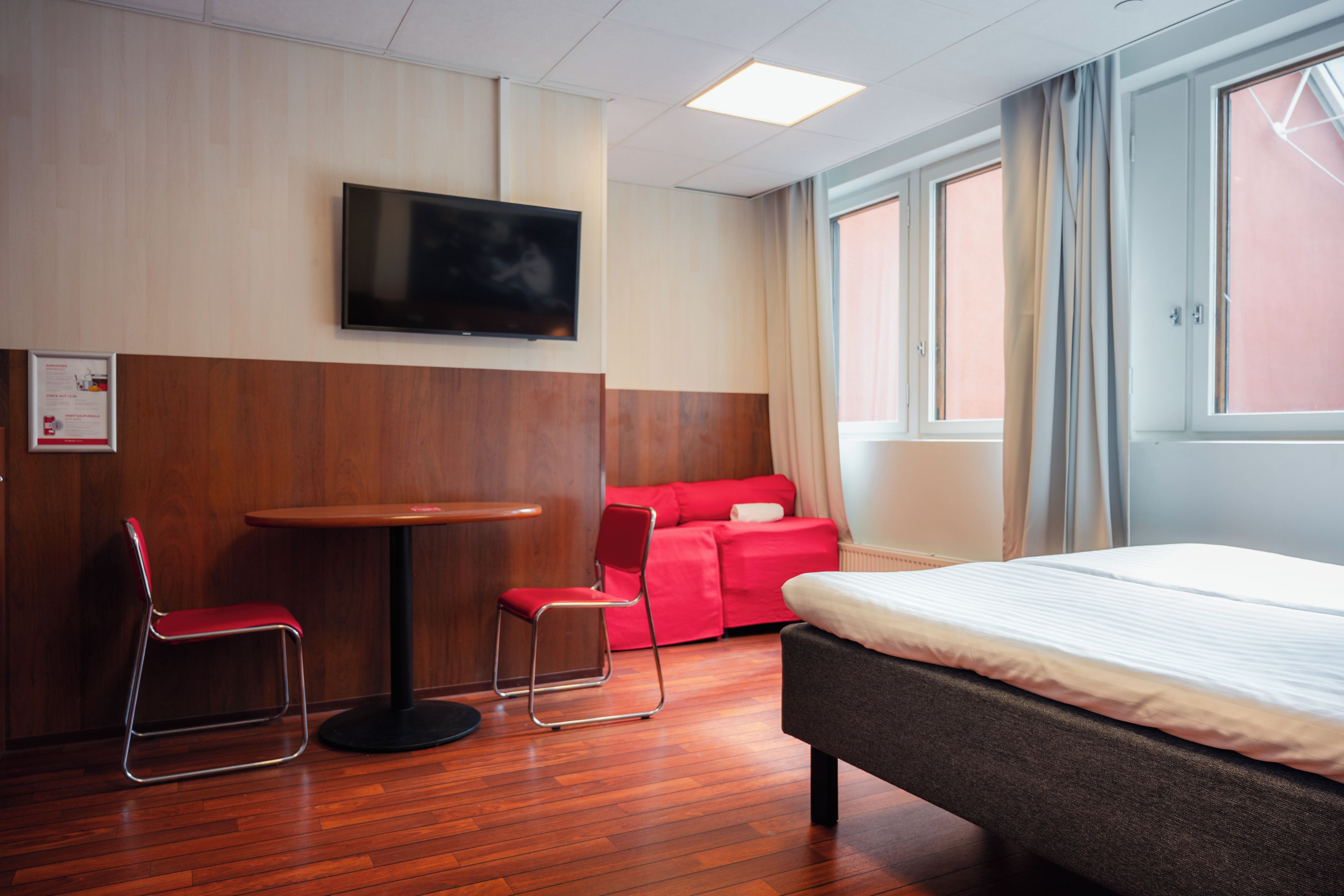 Habitación estándar, 1 cama matrimonial | Área de sala de estar | Televisión de pantalla plana 