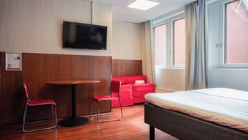 Habitación estándar, 1 cama matrimonial | Área de sala de estar | Televisión de pantalla plana