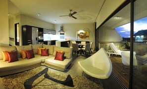 Loftsleilighet, 3 soverom | Oppholdsområde | En 32-tommers LCD-TV med Parabol-TV samt TV